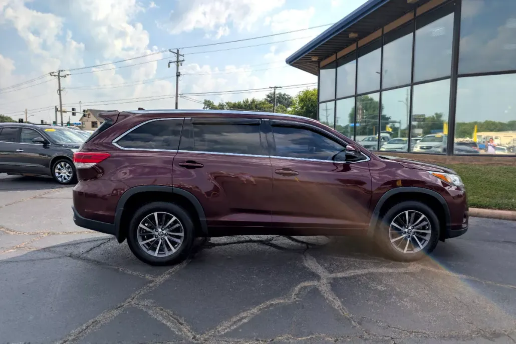 2017 Toyota Highlander XLE photo 1