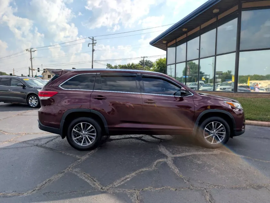 2017 Toyota Highlander XLE photo 1