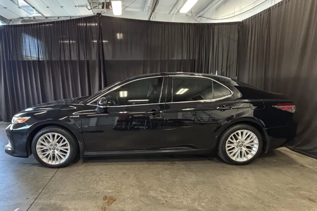 2020 Toyota Camry Hybrid XLE photo 1