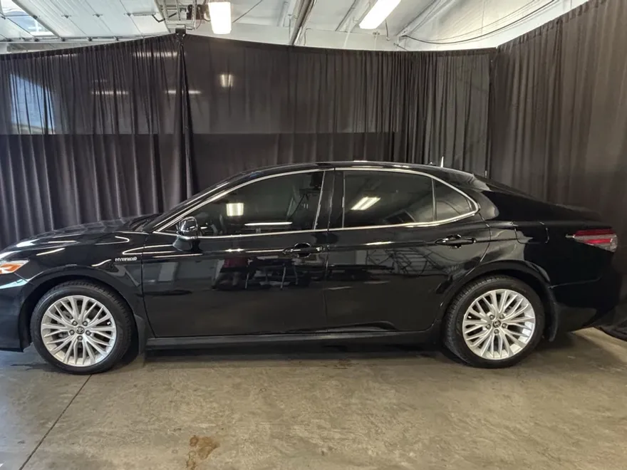 2020 Toyota Camry Hybrid XLE photo 1