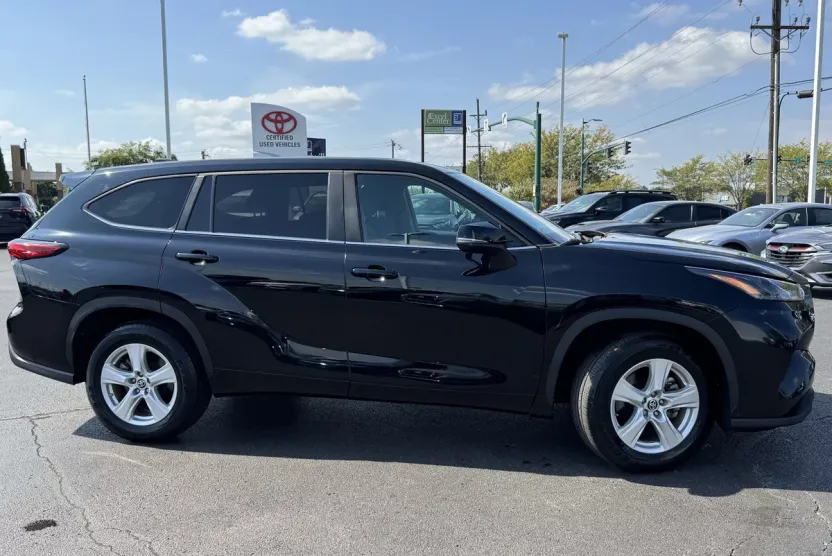 2023 Toyota Highlander Hybrid LE photo 1