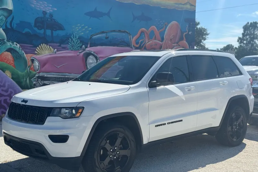 2019 Jeep Grand Cherokee Laredo photo 1