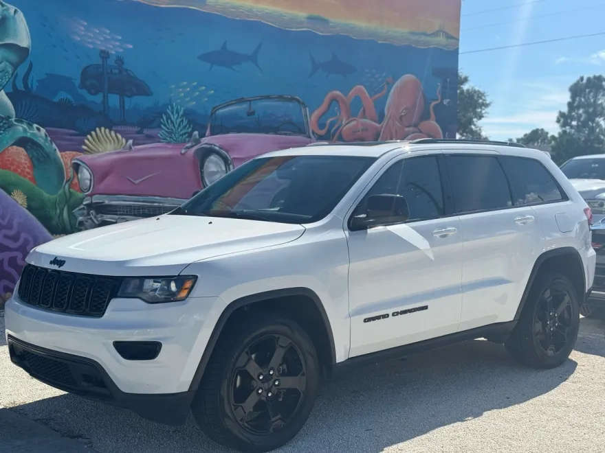 2019 Jeep Grand Cherokee Laredo photo 1