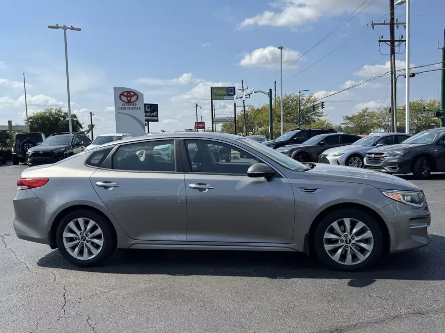2018 Kia Optima LX photo 1