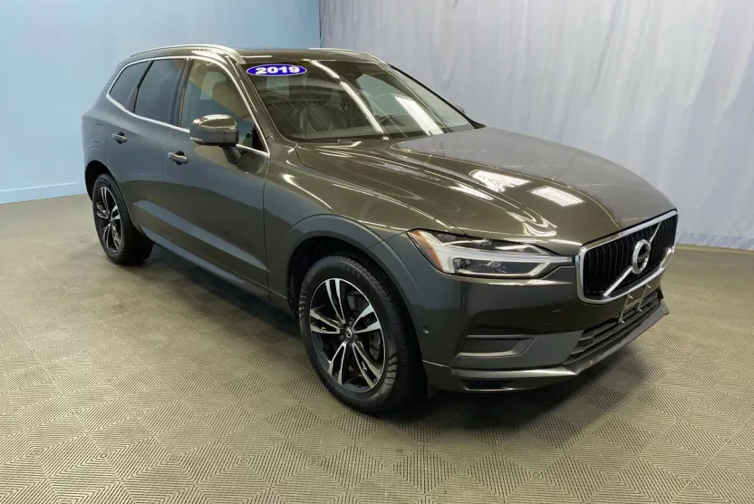 2019 Volvo XC60 Momentum photo 1