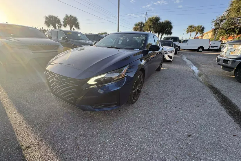 2023 Nissan Altima SR photo 1