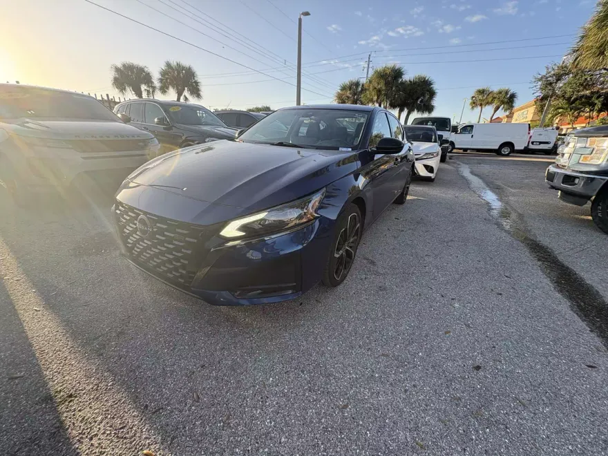 2023 Nissan Altima SR photo 1