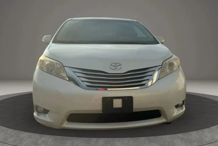 2013 Toyota Sienna XLE photo 1