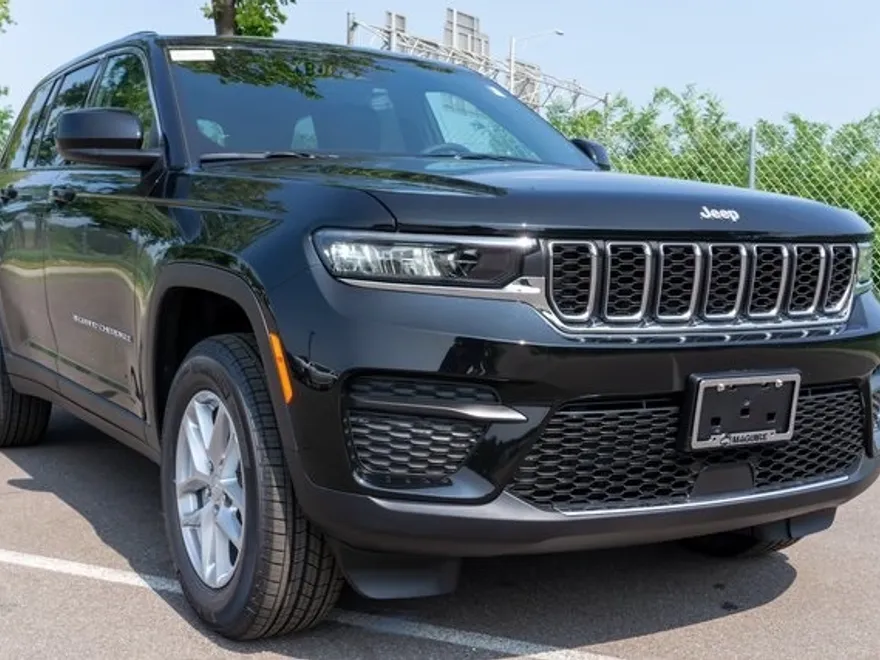 2025 Jeep Cherokee Laredo photo 1