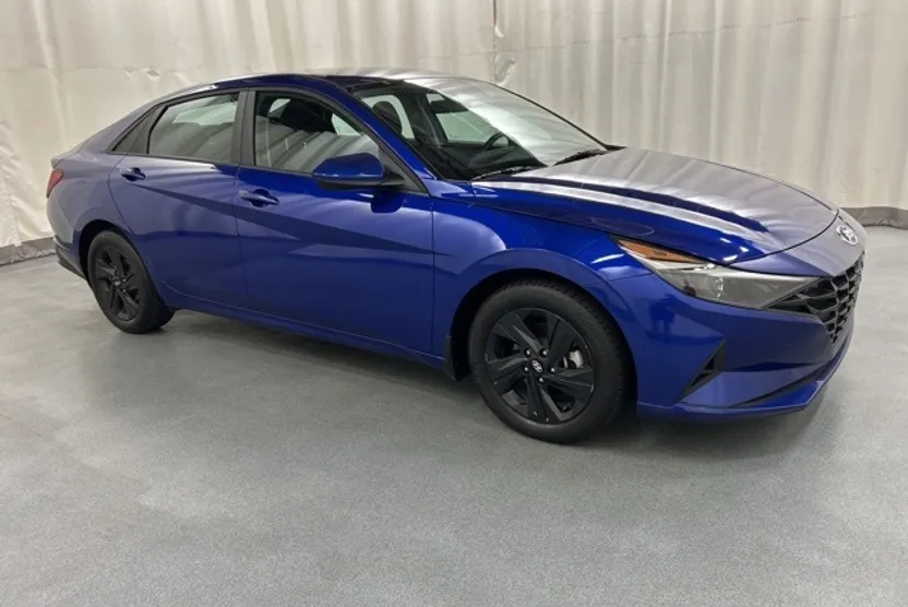2023 Hyundai Elantra SEL photo 1