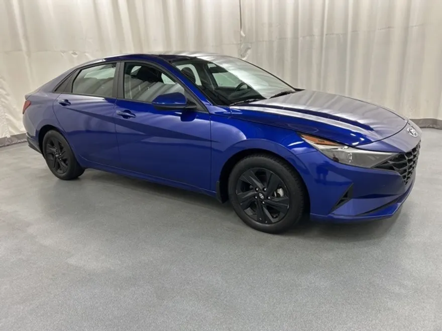 2023 Hyundai Elantra SEL photo 1