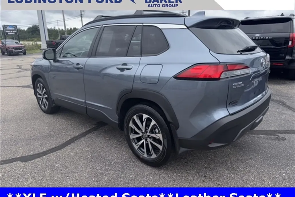 2023 Toyota Corolla Cross XLE photo 1