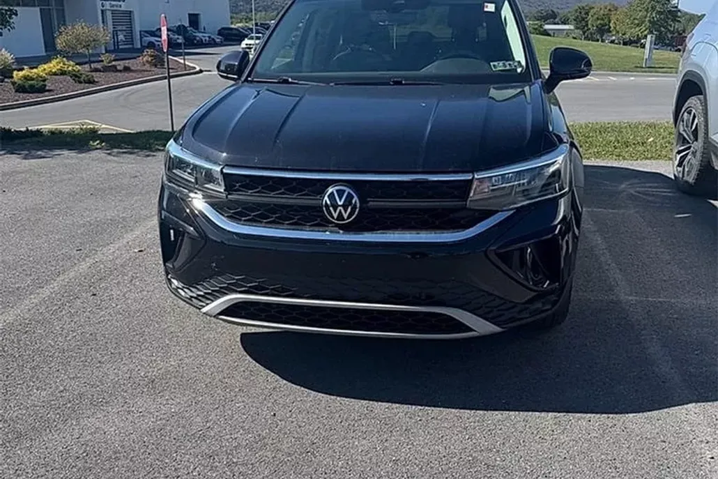 2022 Volkswagen Taos SE photo 1