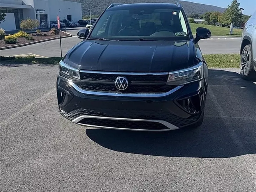 2022 Volkswagen Taos SE photo 1