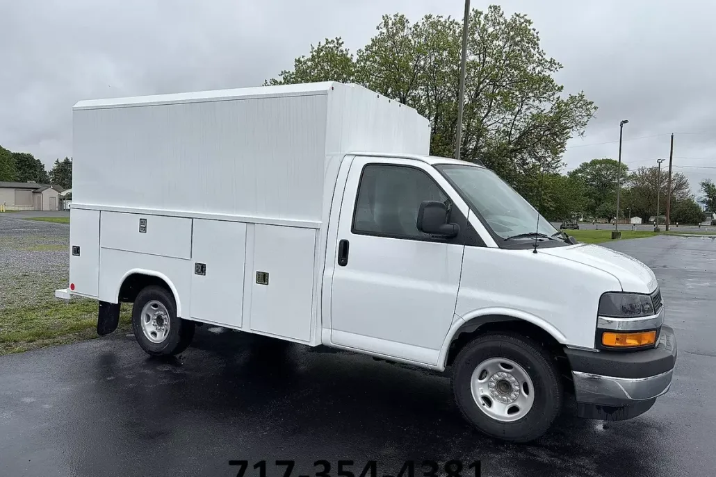 2025 Chevrolet Express Cutaway 3500 photo 1