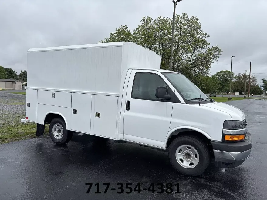 2025 Chevrolet Express Cutaway 3500 photo 1