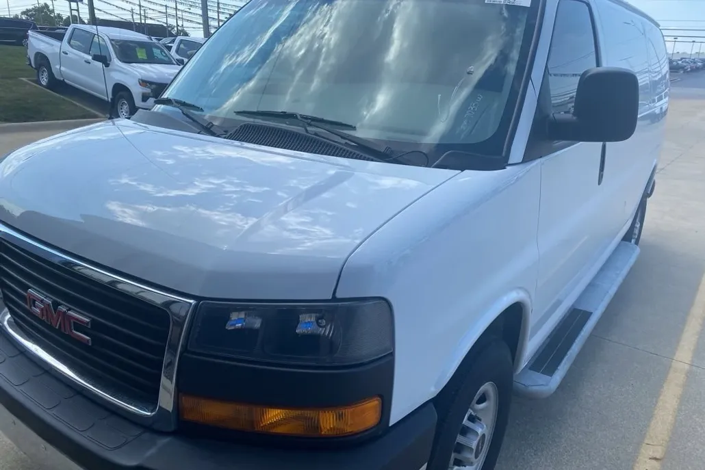 2023 Gmc Savana Cargo 2500 photo 1