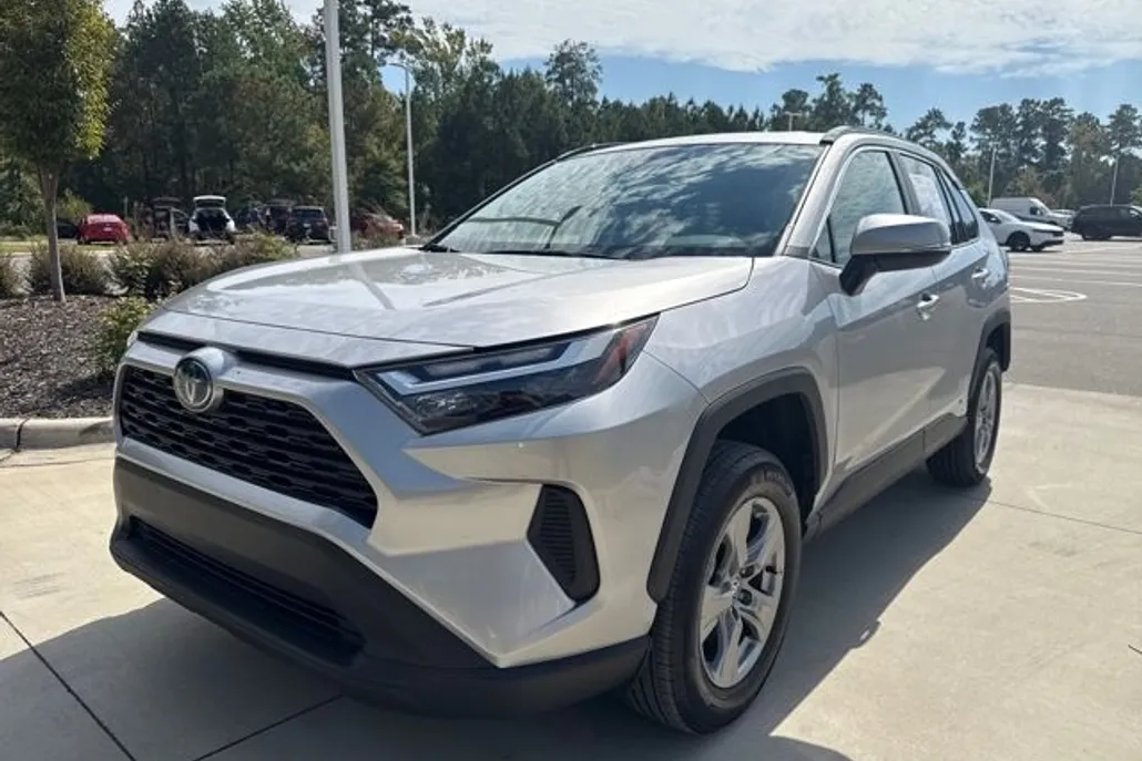 2024 Toyota RAV4 Hybrid XLE photo 1