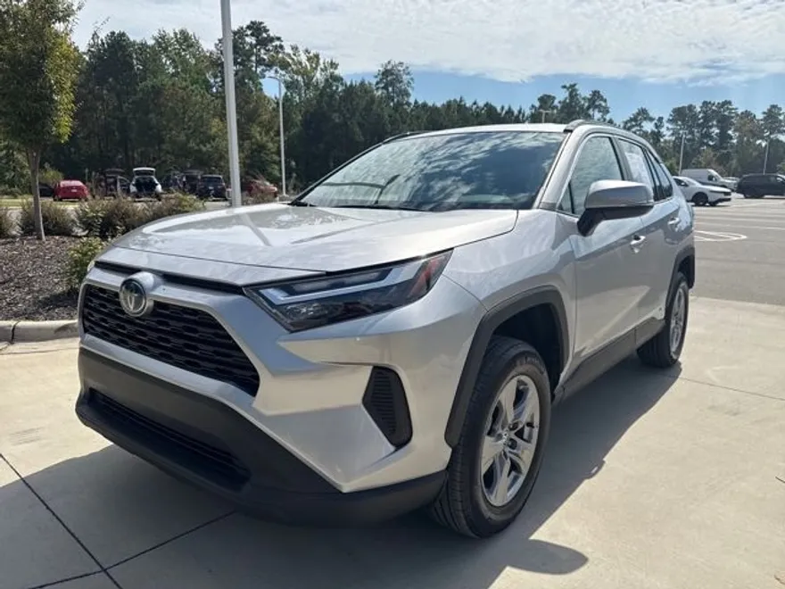 2024 Toyota RAV4 Hybrid XLE photo 1