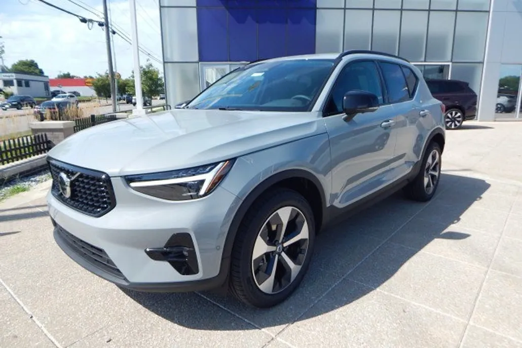 2026 Volvo XC40 Plus photo 1