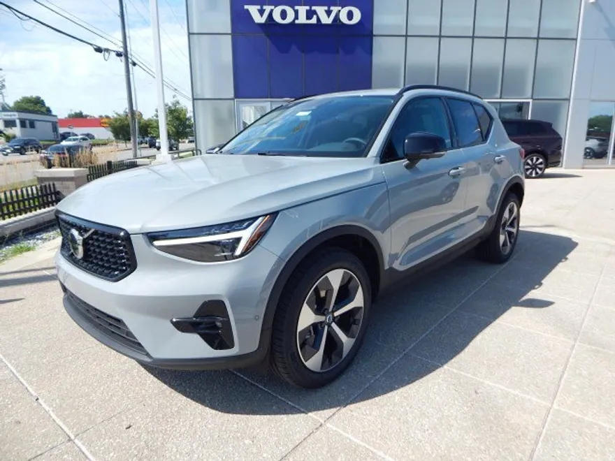 2026 Volvo XC40 Plus photo 1