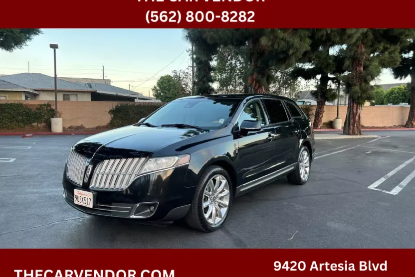 2010 Lincoln MKT photo 1
