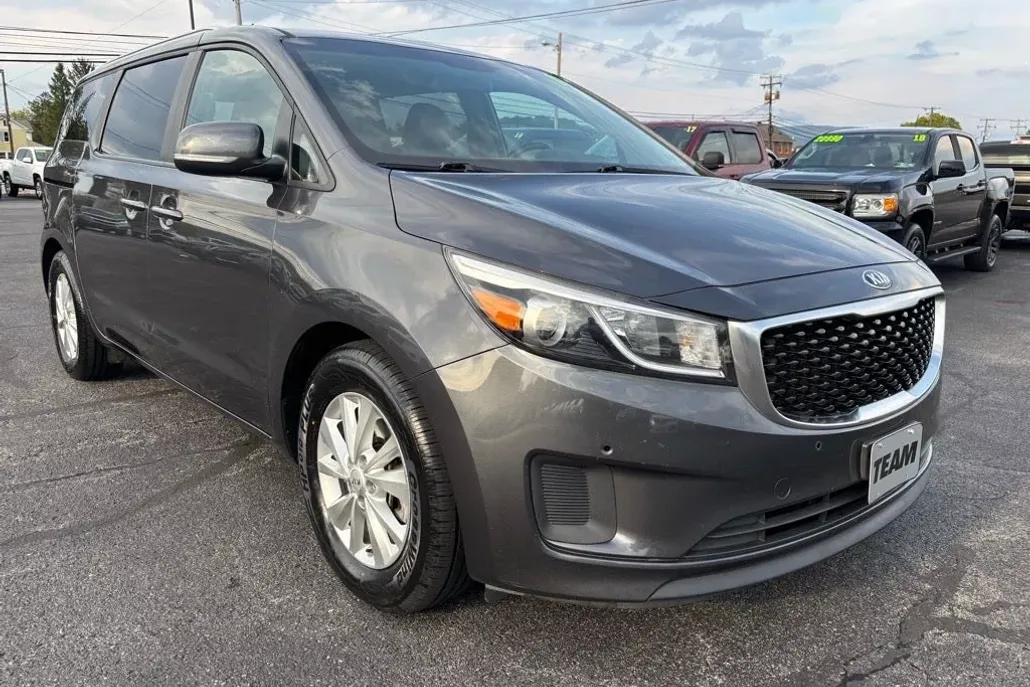 2017 Kia Sedona LX photo 1