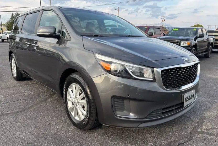 2017 Kia Sedona LX photo 1