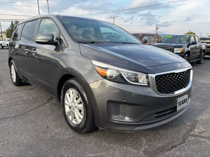2017 Kia Sedona LX photo 1