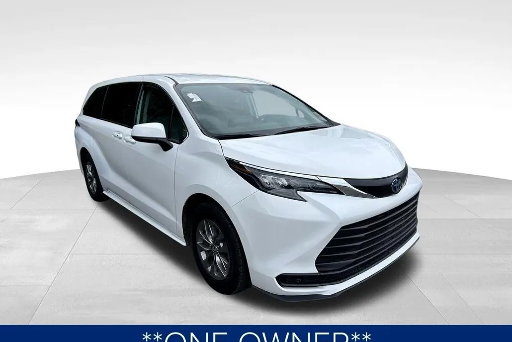 2024 Toyota Sienna LE photo 1
