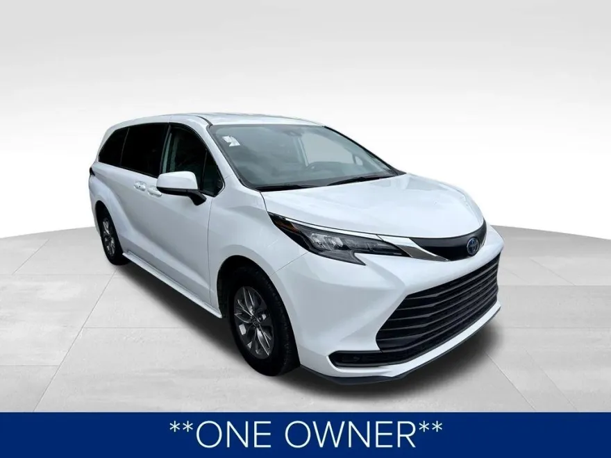 2024 Toyota Sienna LE photo 1