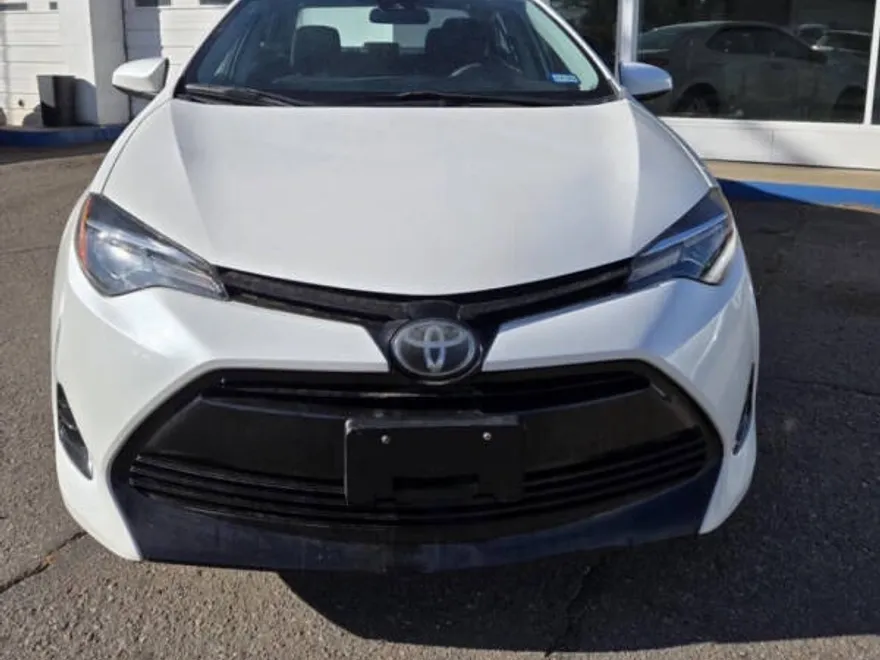 2018 Toyota Corolla LE photo 1