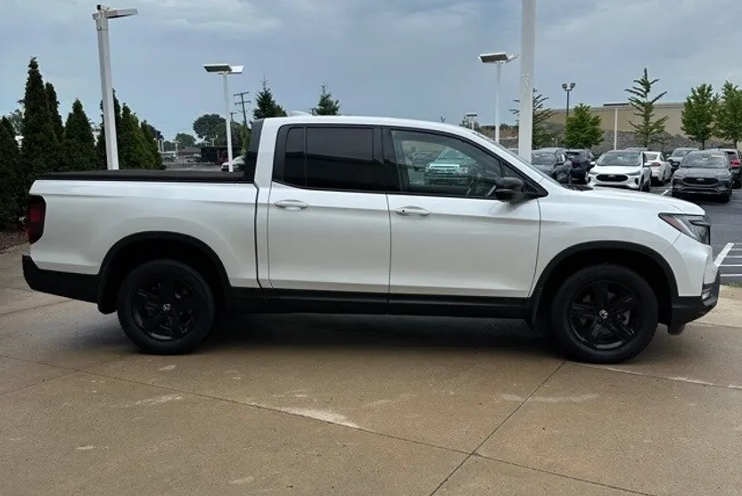 2021 Honda Ridgeline Black Edition photo 1