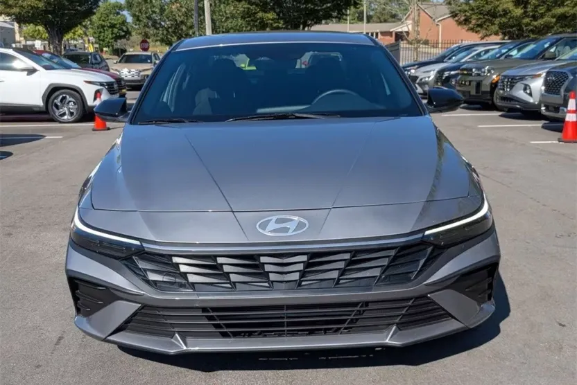 2025 Hyundai Elantra SEL Sport photo 1