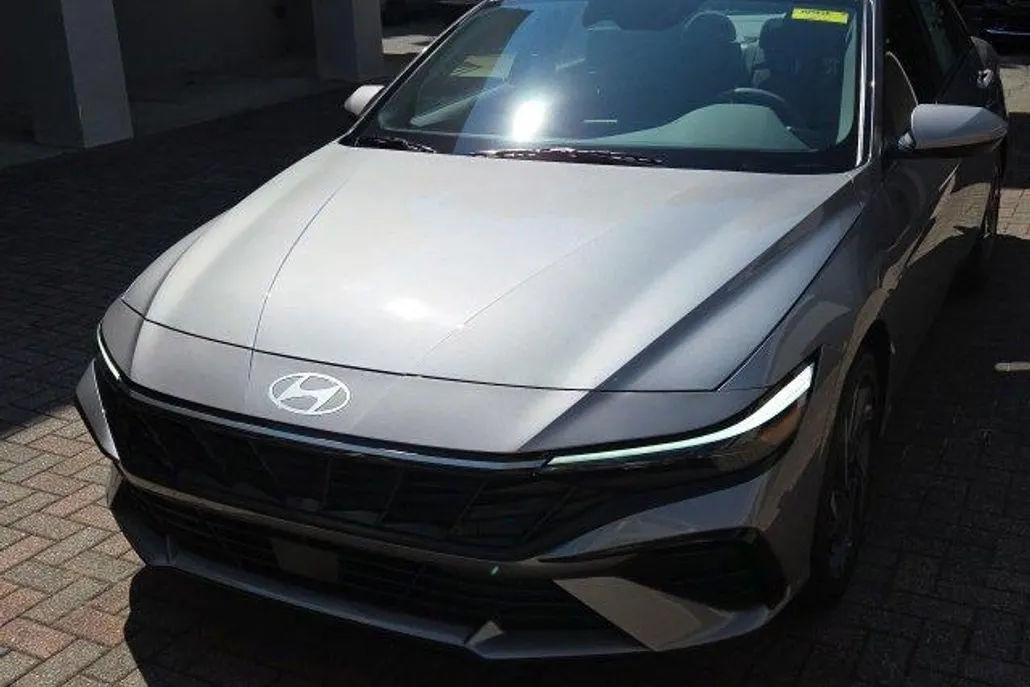2025 Hyundai Elantra SEL Convenience photo 1
