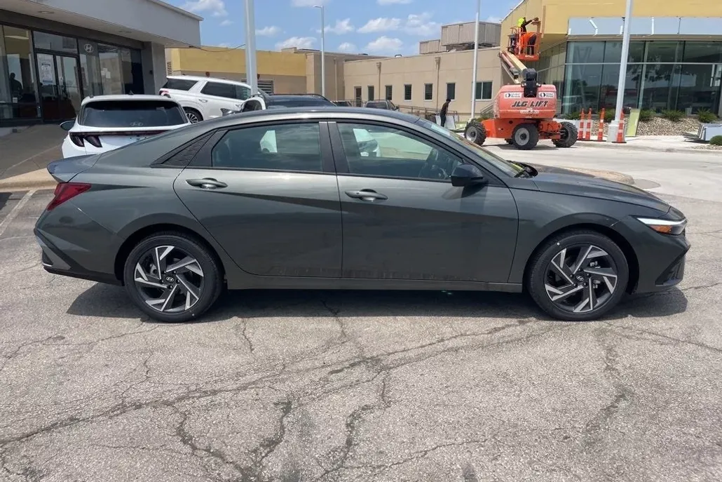 2025 Hyundai Elantra SEL Sport photo 1