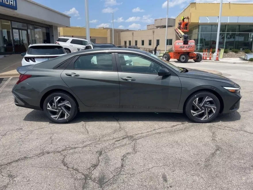 2025 Hyundai Elantra SEL Sport photo 1