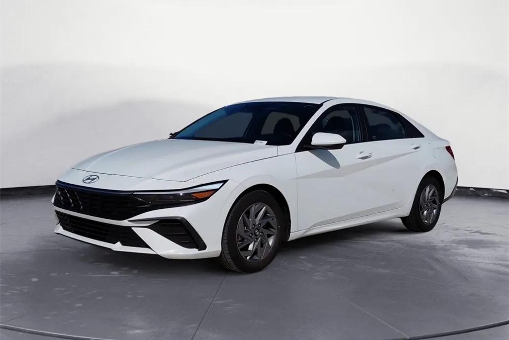 2024 Hyundai Elantra SEL photo 1