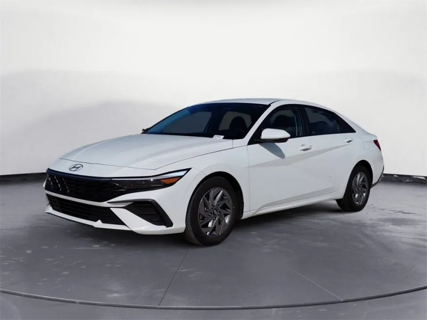 2024 Hyundai Elantra SEL photo 1