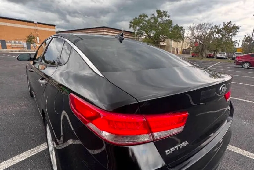 2016 Kia Optima EX photo 1