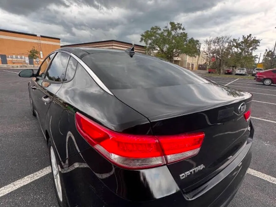2016 Kia Optima EX photo 1