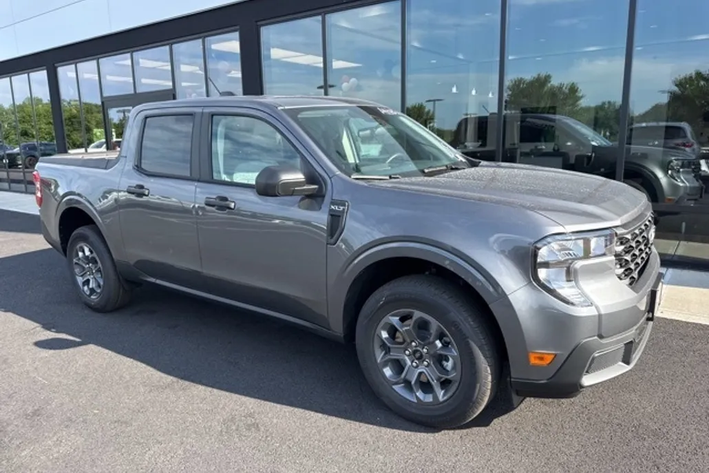 2025 Ford Maverick XLT photo 1