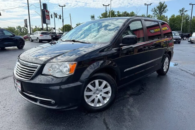 2016 Chrysler Town & Country Touring photo 1