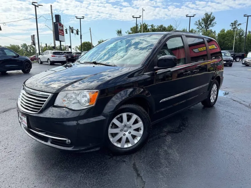 2016 Chrysler Town & Country Touring photo 1