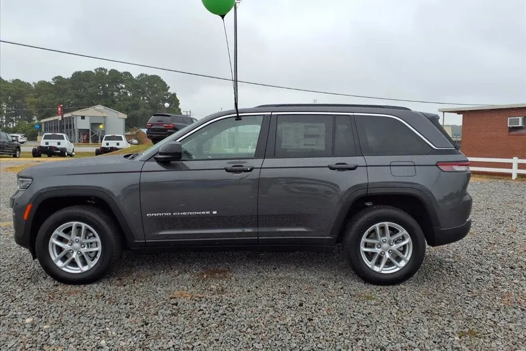 2025 Jeep Grand Cherokee Laredo X photo 1