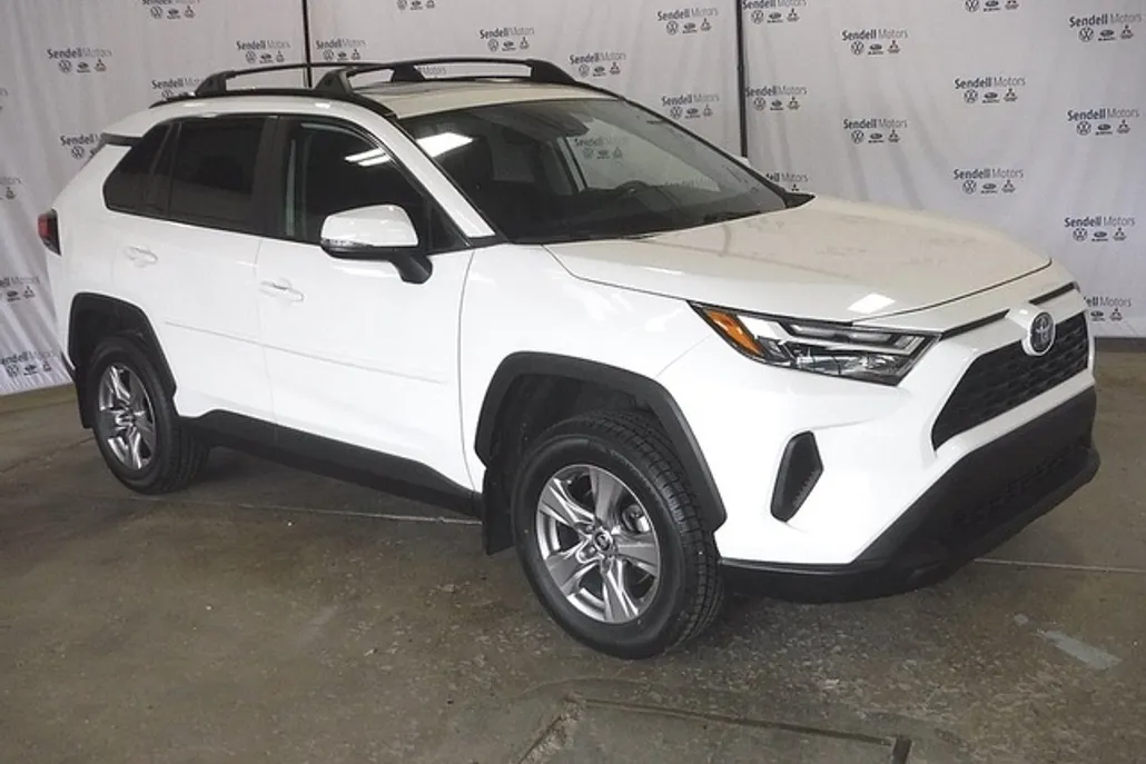 2022 Toyota RAV4 XLE photo 1