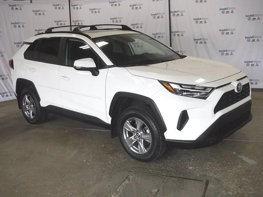 2022 Toyota RAV4 XLE photo 1