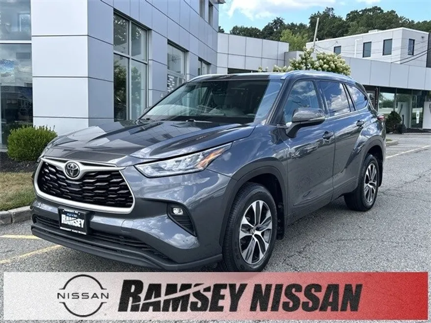 2020 Toyota Highlander XLE photo 1