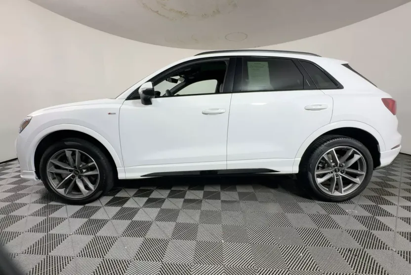 2025 Audi Q3 45 TFSI S line Premium photo 1