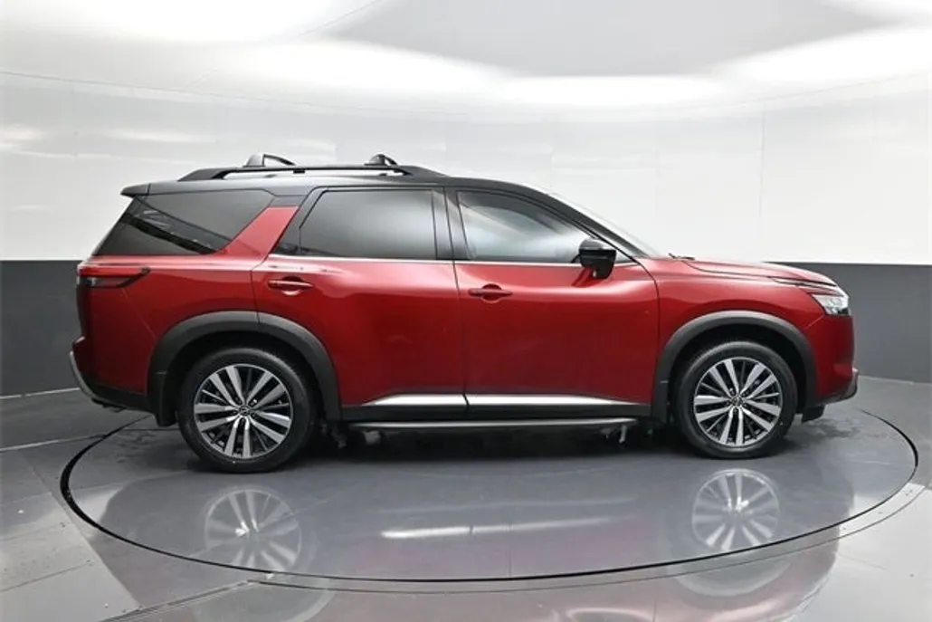 2022 Nissan Pathfinder Platinum photo 1